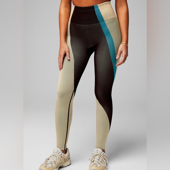 Seamless Ultra High-Waisted Legging - Picture 3 of 9